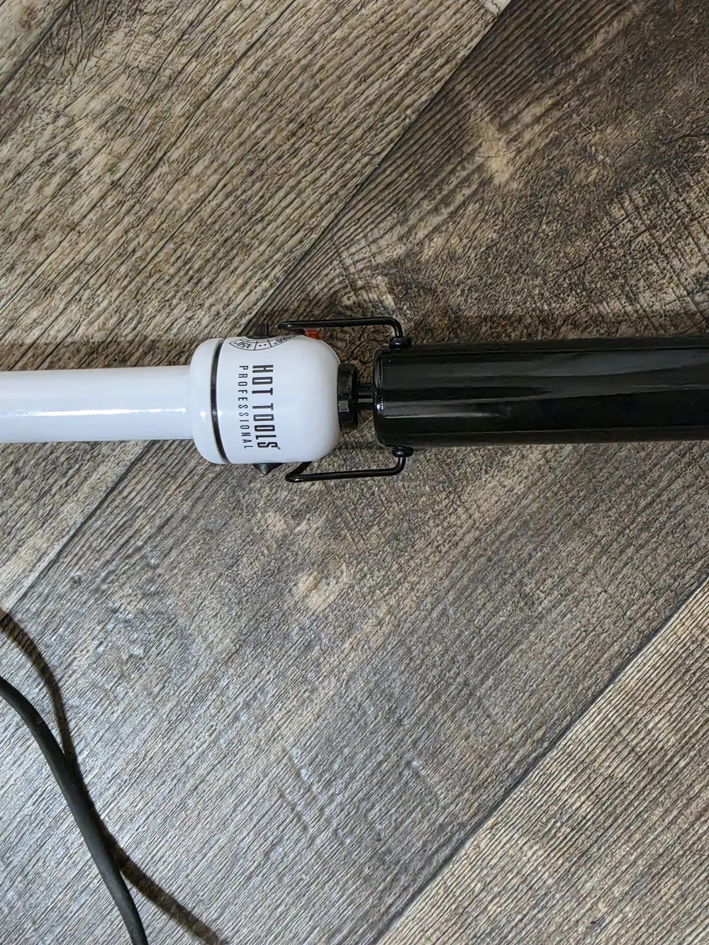 HOT TOOLS Ceramic Curling Wand in Black and White